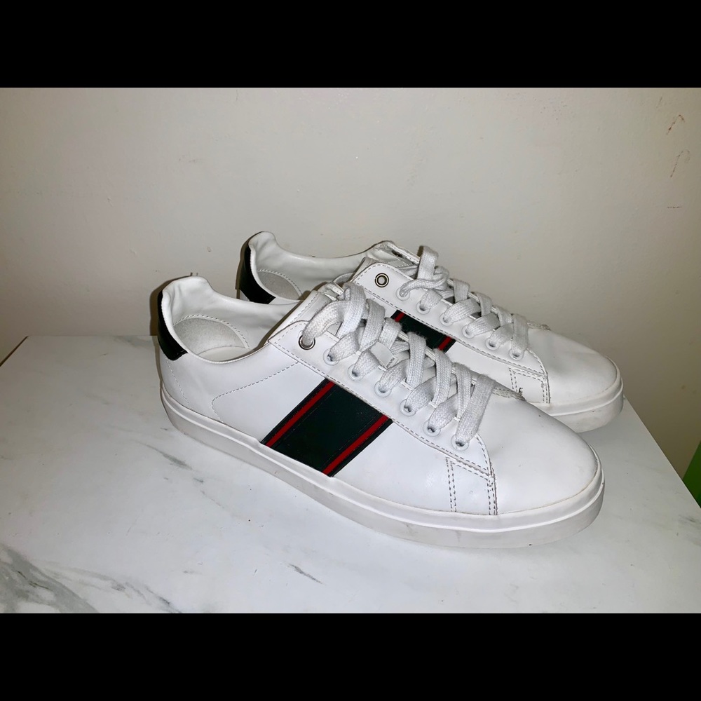 White leather trainer with racer stripe